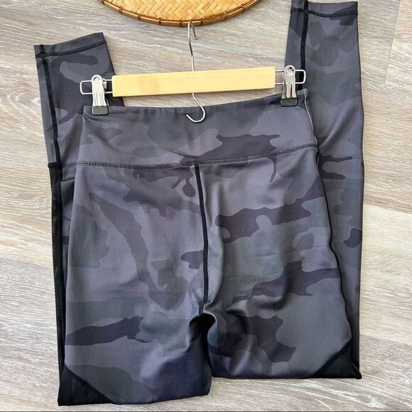 Carbon38 camo high rise leggings w/ mesh - Picture 4 of 6